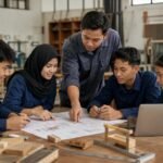 Siswa SMK berdiskusi dengan guru saat menyusun dan mengerjakan proyek praktik berbasis kebutuhan industri