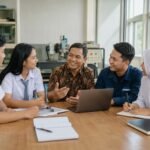 Siswa SMK berdiskusi tentang rencana karier bersama guru, alumni, dan praktisi industri